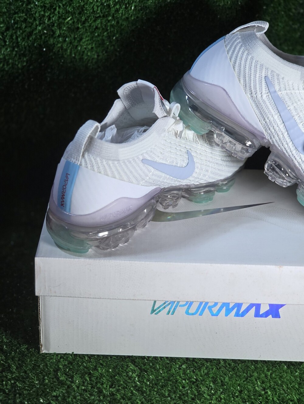 Nike Women’s VaporMax Flyknit Sneaker - Blue 💙 White Airmax Brand New Size 6 - Picture 8 of 8